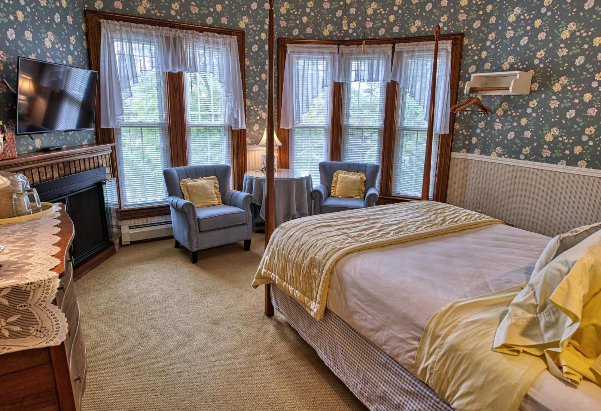 Rockwell Falls Inn And Wine Bar Lake Luzerne Δωμάτιο φωτογραφία