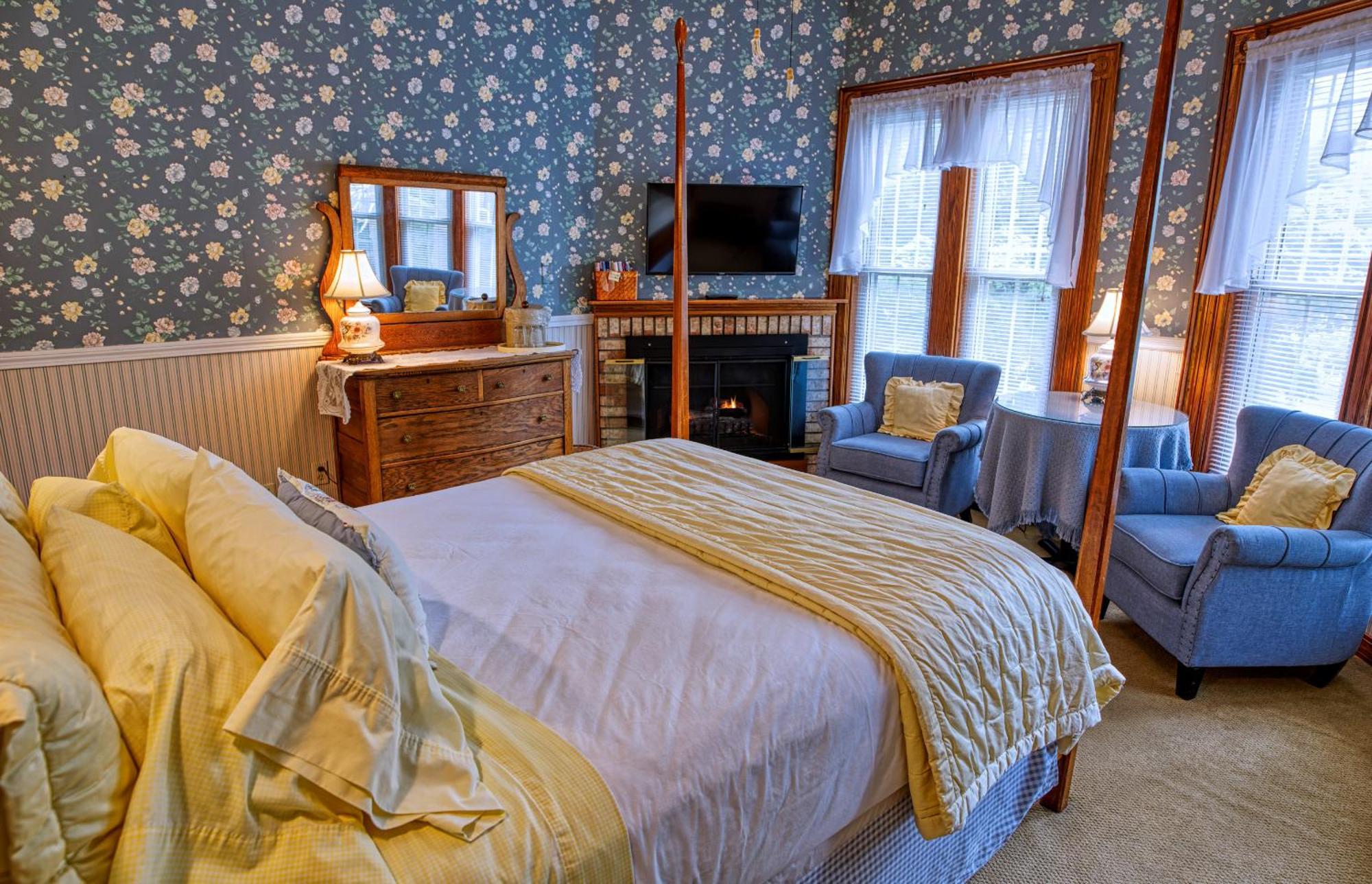 Rockwell Falls Inn And Wine Bar Lake Luzerne Δωμάτιο φωτογραφία