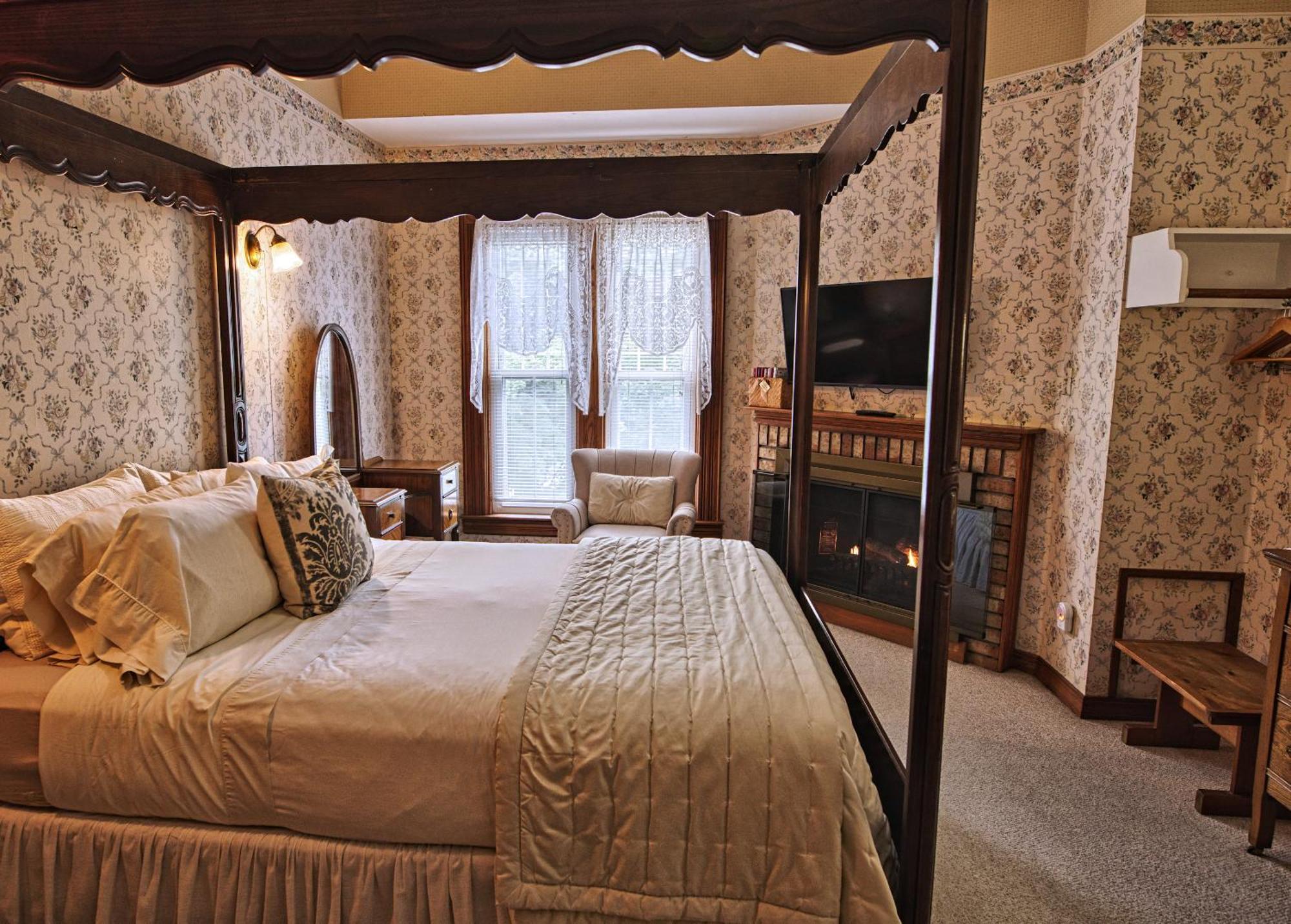 Rockwell Falls Inn And Wine Bar Lake Luzerne Δωμάτιο φωτογραφία
