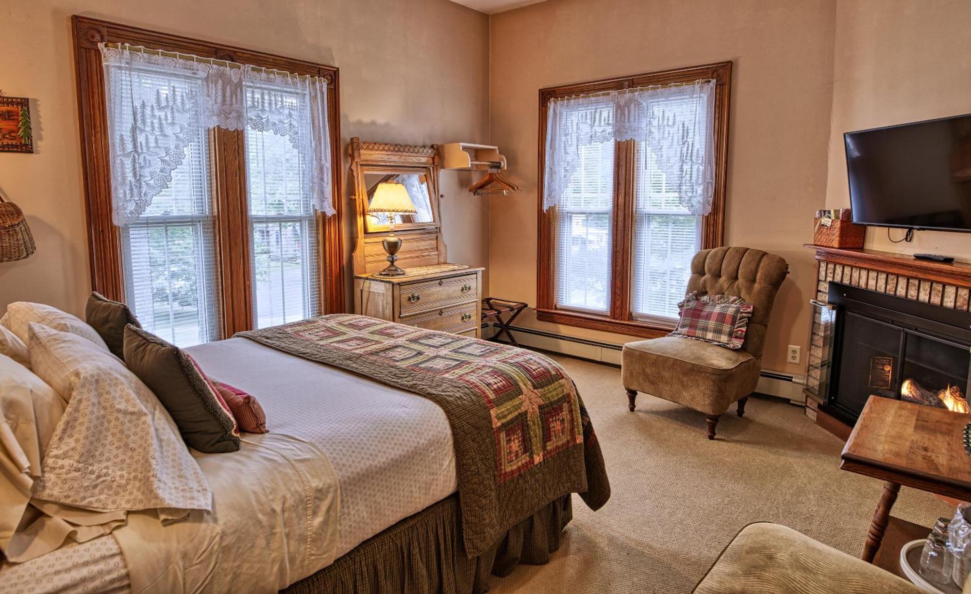 Rockwell Falls Inn And Wine Bar Lake Luzerne Δωμάτιο φωτογραφία
