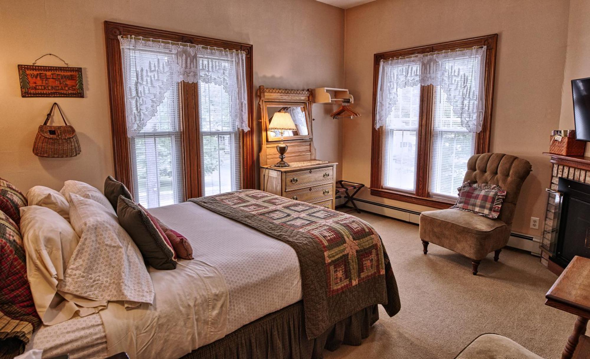 Rockwell Falls Inn And Wine Bar Lake Luzerne Δωμάτιο φωτογραφία