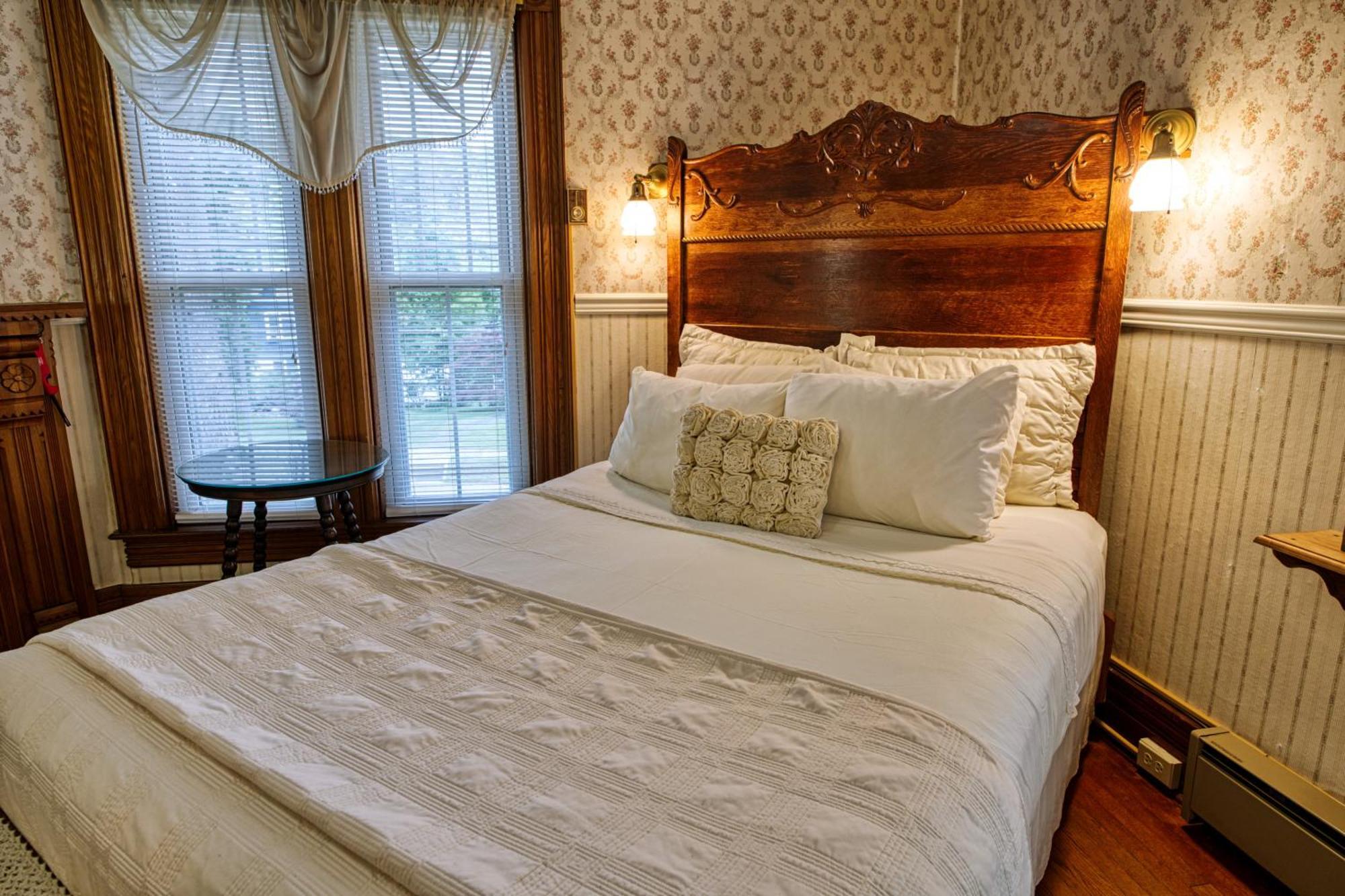 Rockwell Falls Inn And Wine Bar Lake Luzerne Δωμάτιο φωτογραφία