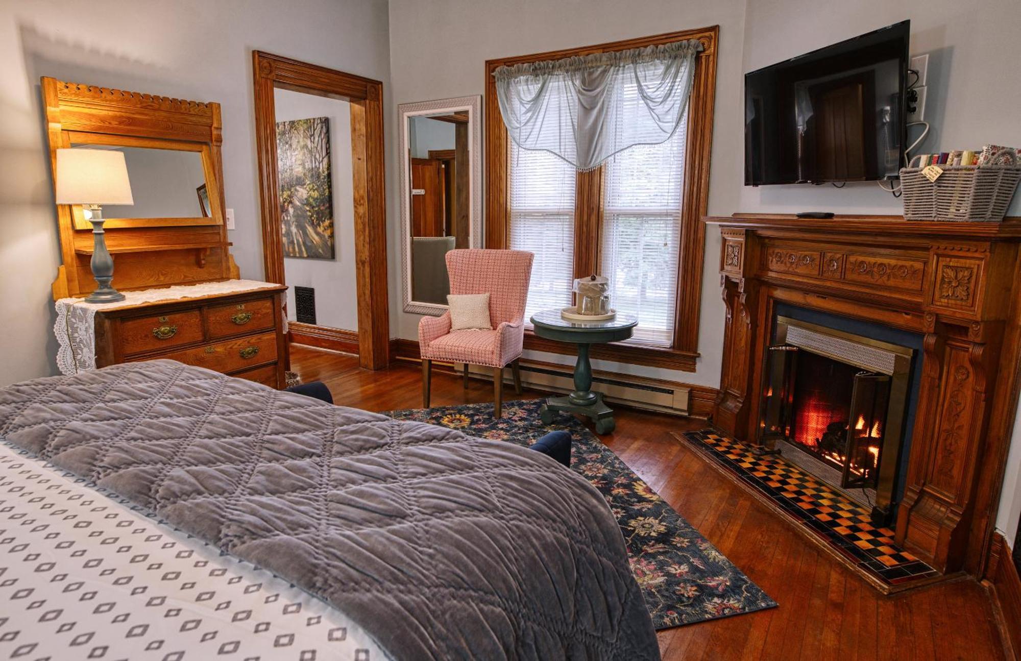 Rockwell Falls Inn And Wine Bar Lake Luzerne Δωμάτιο φωτογραφία